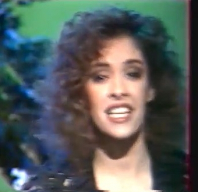 Χρονοντούλαπο : Η Μαίρη Μηλιαρέση σε ρόλο τραγουδίστριας !