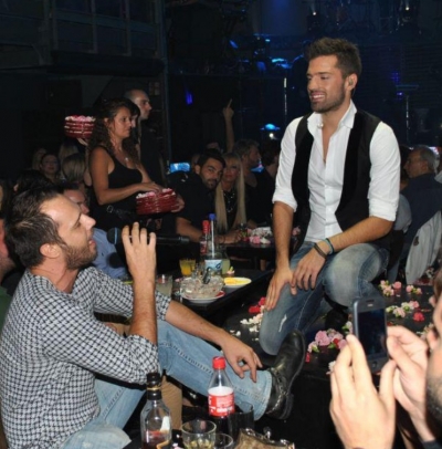 Ο Μέμος Μπεγνής τραγουδάει με τον Κωνσταντίνο Αργυρό!