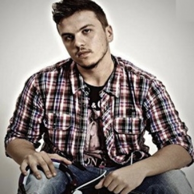 Ο Reckless τραγουδά το "Hurricane"