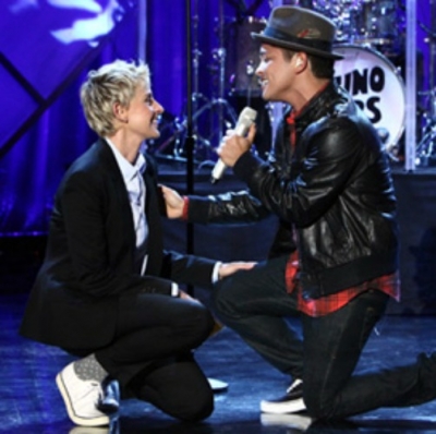 Ο Bruno Mars ερμηνεύει το “It Will Rain” ζωντανά στην Ellen!