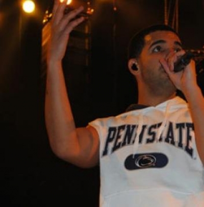 O Drake τραγουδά στο Penn State