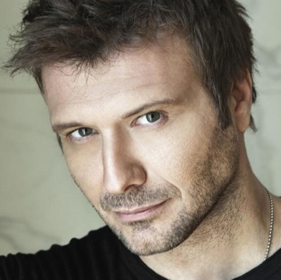 Πρεμιέρα απόψε για τον Γιάννη Πλούταρχο στο Cosmostage 