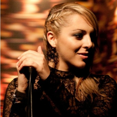 Η MIA ερμηνεύει το ''The whole of the moon'' για την παράσταση ''Crentarius''