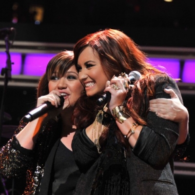 Jingle Ball : Kelly Clarkson και Demi Lovato τραγουδούν μαζί!