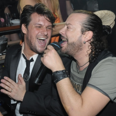 Mε νέο look ο Δάντης στο Posidonio με την σύζυγό του και το ντουέτο με τον Κιάμο στο κομμάτι "Άντε να μην τρελλαθώ"!