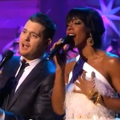 Michael Buble και Kelly Rowland τραγουδούν "White Christmas"