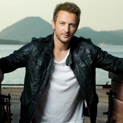 Ο Κώστας Καραφώτης σας καλεί να δείτε μαζί το νέο του video clip!