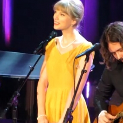 H Taylor Swift τραγουδά για πρώτη φορά το soundtrack του Hunger Games, "Safe and Sound"