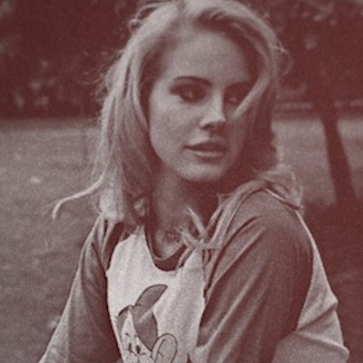  Lana Del Rey: “Θέλουν να με δουν να βγαίνω εκτός τροχιάς”