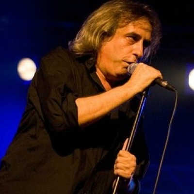 Ο Γιάννης Αγγελάκας 3 με νέα Lives!