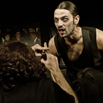 "Τερατώδη προβλήματα" του Μάρτιν Ντάουνινγκ στο θέατρο Άλμα