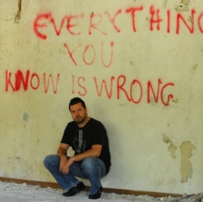 Ακούστε σε πρώτη μετάδοση νέο τραγούδι του Ηλία Μακρίδη – "Ψευδώνυμο Ελλάδα"