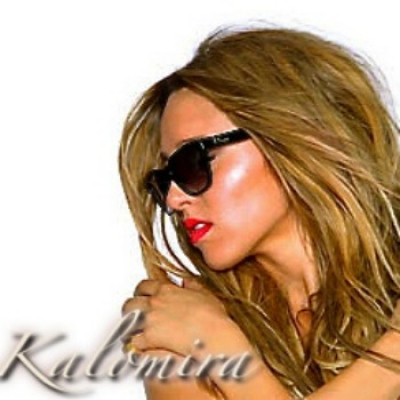 Αυτό είναι το εξώφυλλο του νέου single της Καλομοίρας!