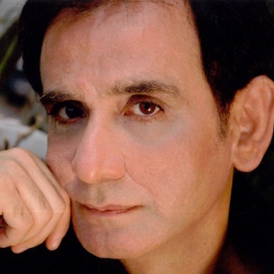 Βασίλης Βλάχος: Χωρίς το θέατρο δεν ανασαίνω. Χωρίς το τραγούδι πέφτω σε βαριά κατάθλιψη…