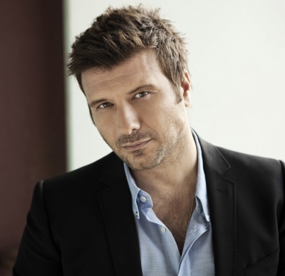 Γιάννης Πλούταρχος: Πρεμιέρα σε Θεσσαλονίκη & Περιοδεία εντός και εκτός Ελλάδας!