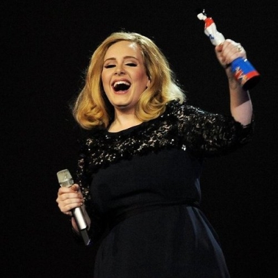 Και η Adele συνεχίζει να σπάει ρεκόρ στην Αγγλία!