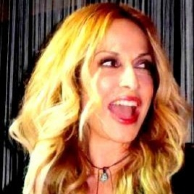 Την Δευτέρα στις 08:02 το νεο τραγούδι της Αννας Βίσση στο Ρυθμό 94,9!