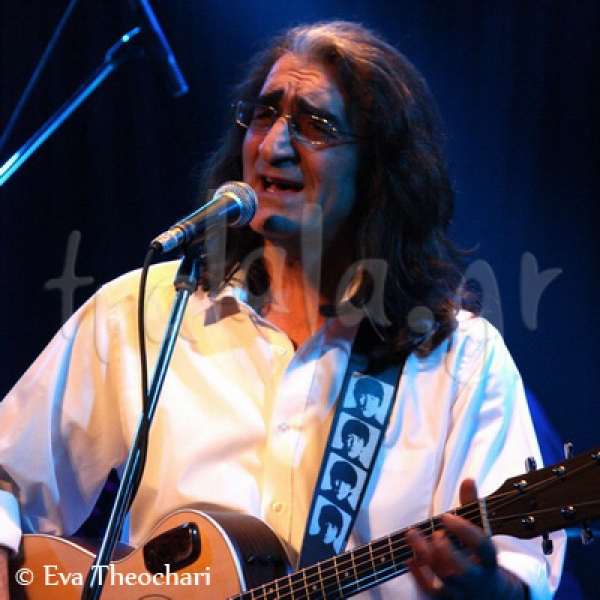 Ενθύμια, μελωδίες και χρώματα έφερε ο Βασίλης Καζούλλης στον Σταυρό του Νότου