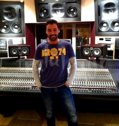 Ο Αλέξανδρος Νότας ηχογραφεί το νέο του τραγούδι (δείτε backstage υλικό)!