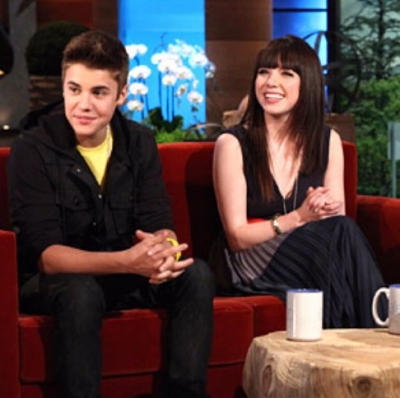 Ο Justin Bieber μας παρουσιάζει την Carly Rae Jepsen!