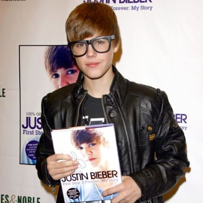 Ο Justin Bieber ψηφίστηκε ως ο χειρότερος celebrity στη χρήση γυαλιών!
