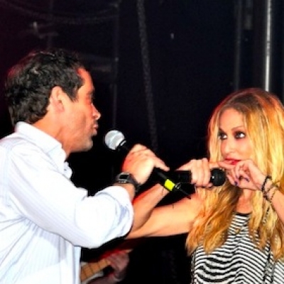 Ο Κωνσταντίνος Μαρκουλάκης τραγουδά με την Άννα Βίσση