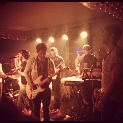 Ποιοι ήταν μαζί με τα Κόκκινα Χαλιά στο Closing party στο 4711;