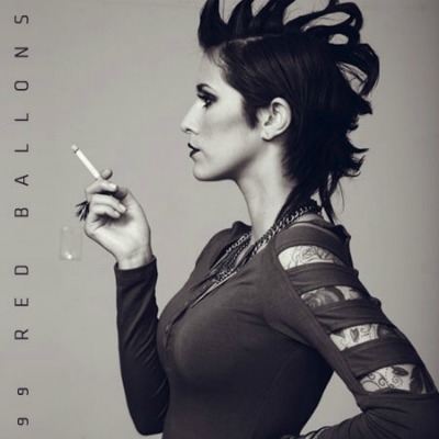 Η Dev διασκευάζει το "99 Red Balloons"