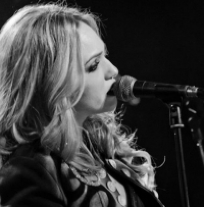   Η Μαρία Θεοδότου παρουσιάζει live το νέο της τραγούδι!