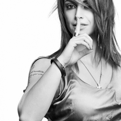 Η Ραλλία Χρηστίδου μας ρωτάει αν μας θυμίζει κάτι το «Χιλιόμετρα όλα» του Αντώνη Ρέμου