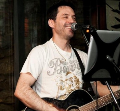 Με απόλυτη επιτυχία ολοκληρώθηκε το πρώτο live του Θάνου Καλλίρη στο Cocktail’s Code!