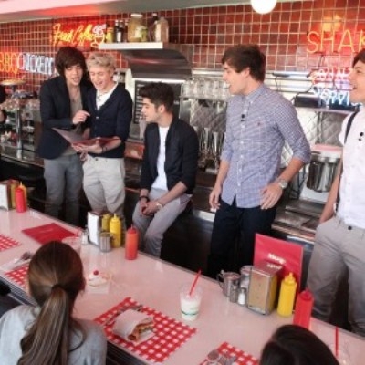 Δείτε την έκπληξη των One Direction σε φαν τους!