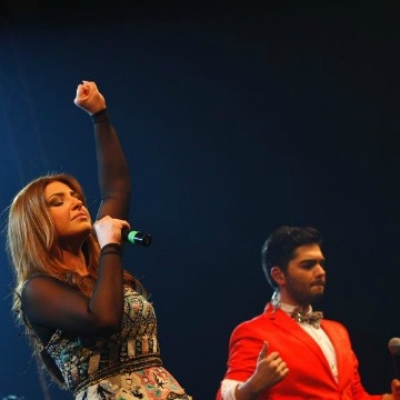 Έλενα Παπαρίζου & Μέλισσες: Καλοκαιρινή συνεργασία!