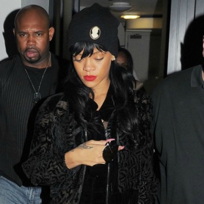 Η Rihanna τραγούδησε μαζί με τον Jay-Z και τον Kanye West