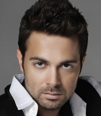 Ο Ηλίας Βρεττός μας παρουσιάζει το νέο του τραγούδι και μας μιλά αποκλειστικά!!!