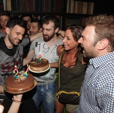 Ο Νικηφόρος γιόρτασε τα γενέθλια του υπό τους ήχους του Γιώργου Μαζωνάκη!