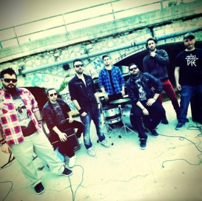 «Enola Str8: Είμαστε 7 φίλοι με ακούσματα απ' όλα τα είδη μουσικής αλλά με ιδιαίτερη αγάπη στο σκληρό ροκ και τα δυνατά hip-hop beats»