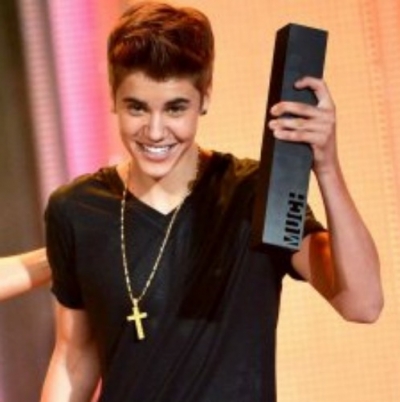 Γκάφα του Justin Bieber: έδωσε καταλάθος το βραβείο του σε θαυμάστρια!