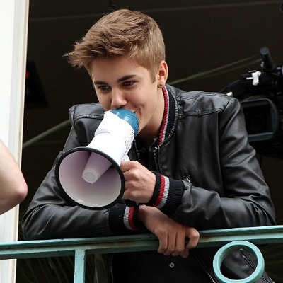O Justin Bieber τραγουδάει το "Boyfriend" με μεγάφωνο!