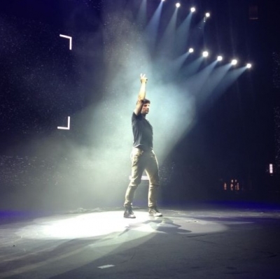 Ο Σάκης Ρουβάς στις πρόβες για τα MAD VMA!