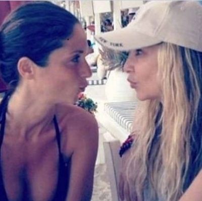 Άννα Βίσση & Σοφία Καρβέλα απολαμβάνουν τις διακοπές τους στη Μύκονο!