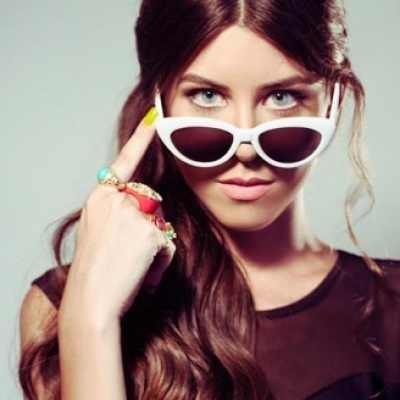 Κυκλοφόρησε το "Πόσες Χιλιάδες Καλοκαίρια" της Demy με αγγλικό στίχο!