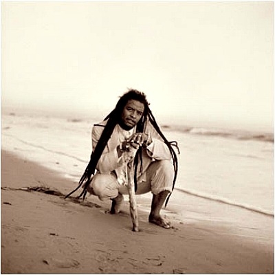 Ο Maxi Priest διασκευάζει σε reggae τραγούδι των Beatles!