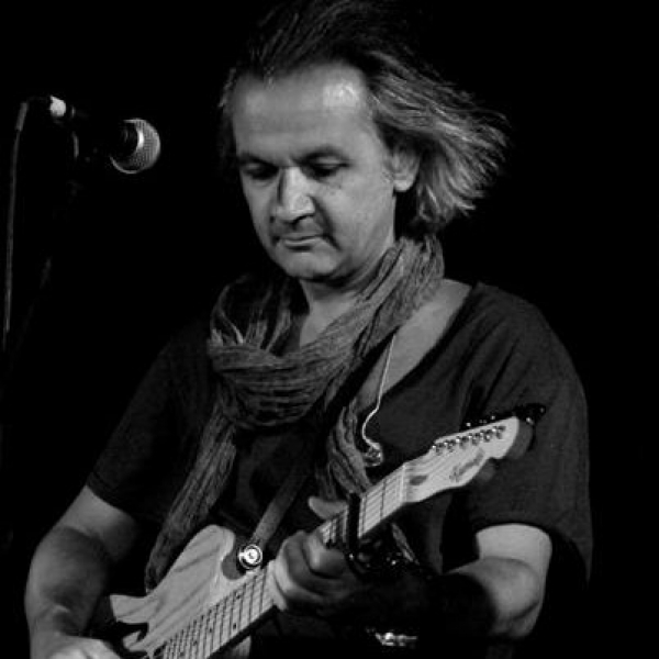 Ο Χρήστος Θηβαίος στη Σέριφο: Κρυμμένο μυστικό στη στροφή του δρόμου (φωτορεπορτάζ)