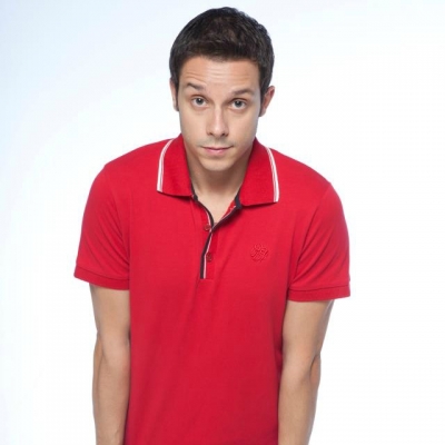 Ο ηθοποιός Δημήτρης Μακαλιάς ξεδιπλώνει το τραγουδιστικό του ταλέντο...