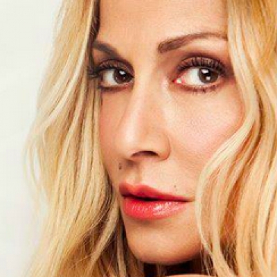 Η Άννα Βίσση "τα έδωσε όλα" στη Σαντορίνη!