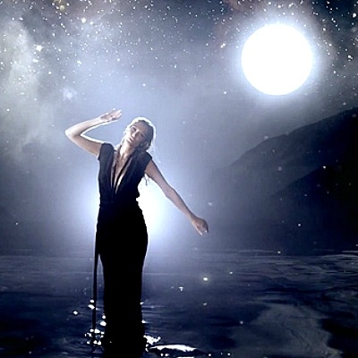 H Delta Goodrem «χορεύει με σπασμένη καρδιά» στο καινούριο της video-clip!