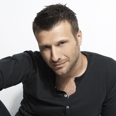 Ο Γιάννης Πλούταρχος απολαμβάνει τη βόλτα του στον Πύργο λίγο πριν τη μεγάλη του συναυλία