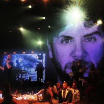 Ο Γιώργος Μαζωνάκης, η πρεμιέρα και η φούστα(;)!