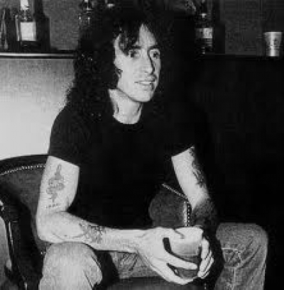 Άγαλμα ...σε στύση προς τιμήν του Bon Scott των AC/DC